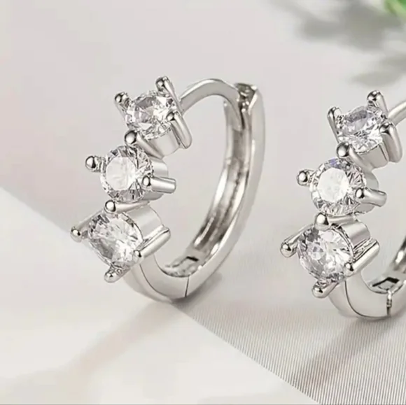 🏷SOLD.Silver Triple Stone Earrings 925 Sterling Silver NWT Fast Ship - Picture 2 of 3